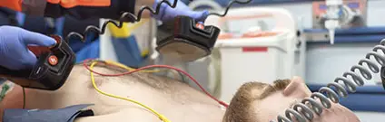 Primeros auxilios y soporte vital básico y desfibrilador