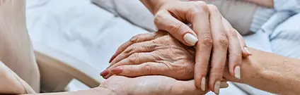 Atención y apoyo en el cuidado en la etapa final de la vida en domicilios e instituciones