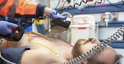 Primeros auxilios y soporte vital básico y desfibrilador