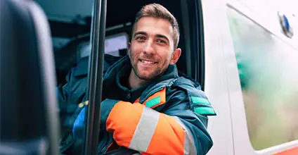 Operaciones de mantenimiento preventivo del vehículo y control de su dotación material