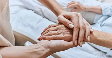 Atención y apoyo en el cuidado en la etapa final de la vida en domicilios e instituciones