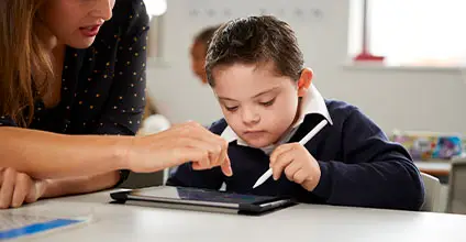 Participación en los programas de enseñanza-aprendizaje en el aula de referencia del alumnado con necesidades educativas especiales (ACNEE)