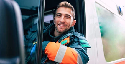 Operaciones de mantenimiento preventivo del vehículo y control de su dotación material