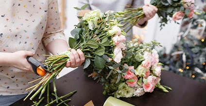 Realización de composiciones florales (centros y ramos)