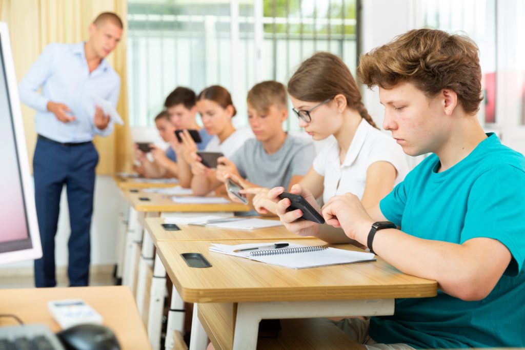 Aula de clase con móviles