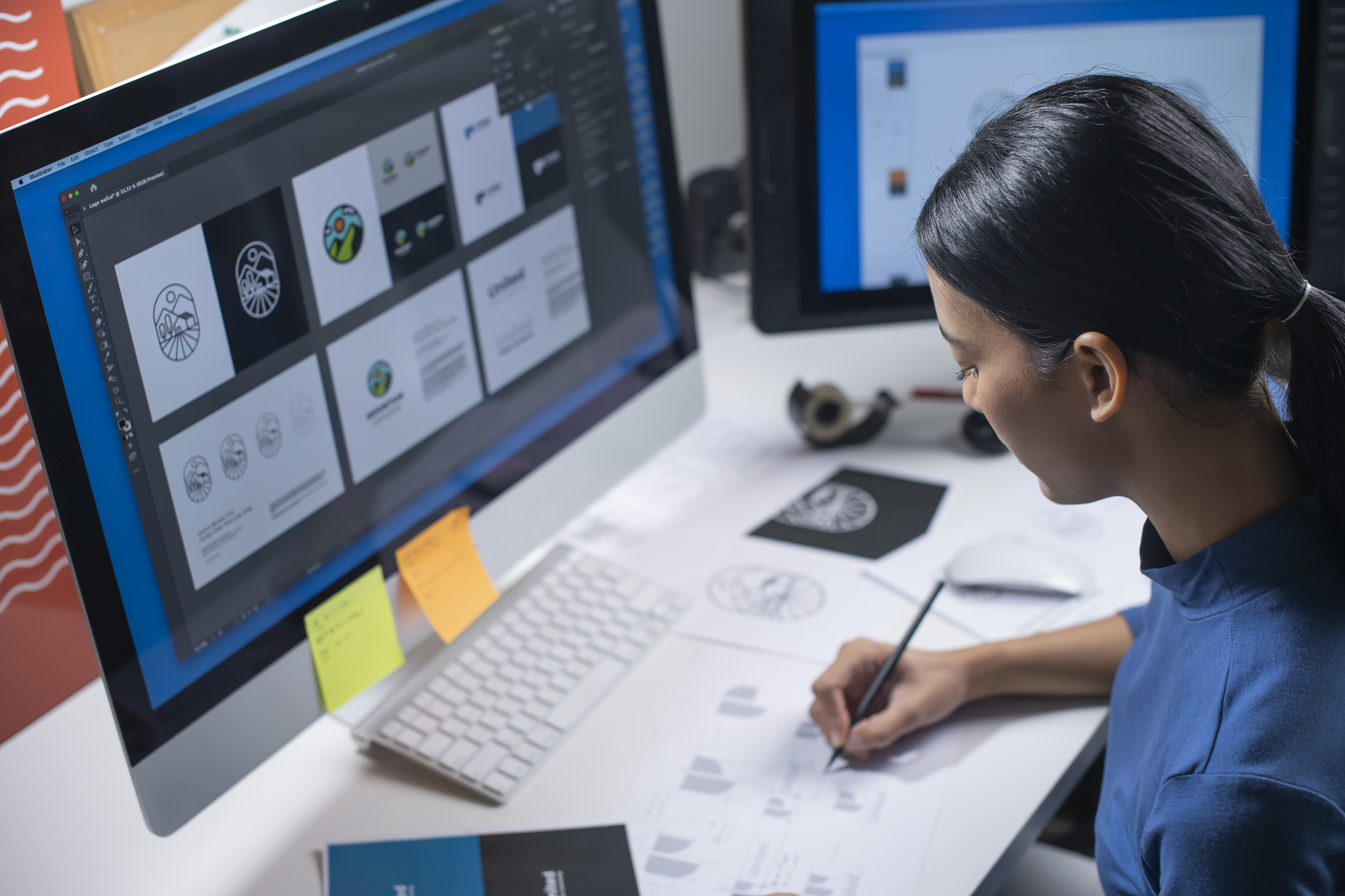 Diseñadora creativa trabajando con Illustrator